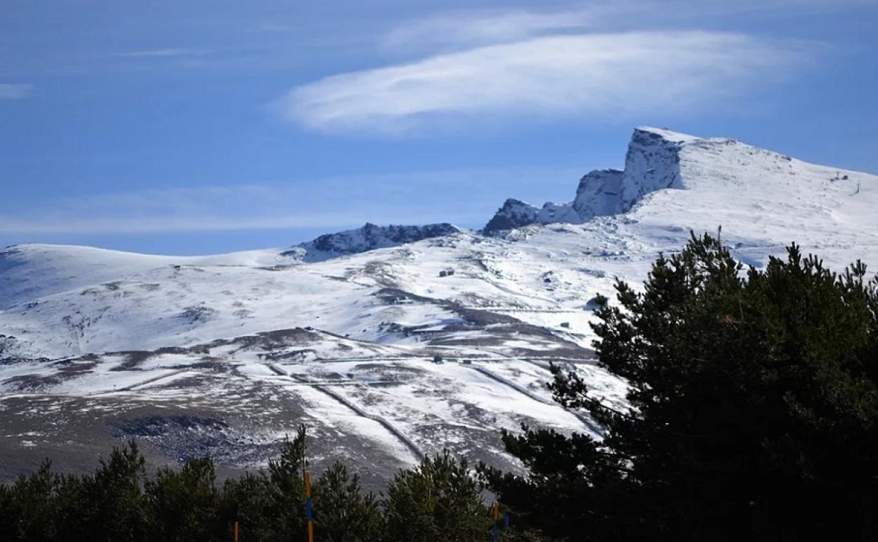 Rescatan en helicóptero en Granada a un hombre herido tras caerse por una ladera junto al Pico Veleta