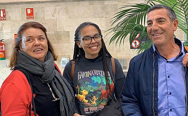 Sandra, Odile y Antonio, a su llegada al Aeropuerto de Granada.
