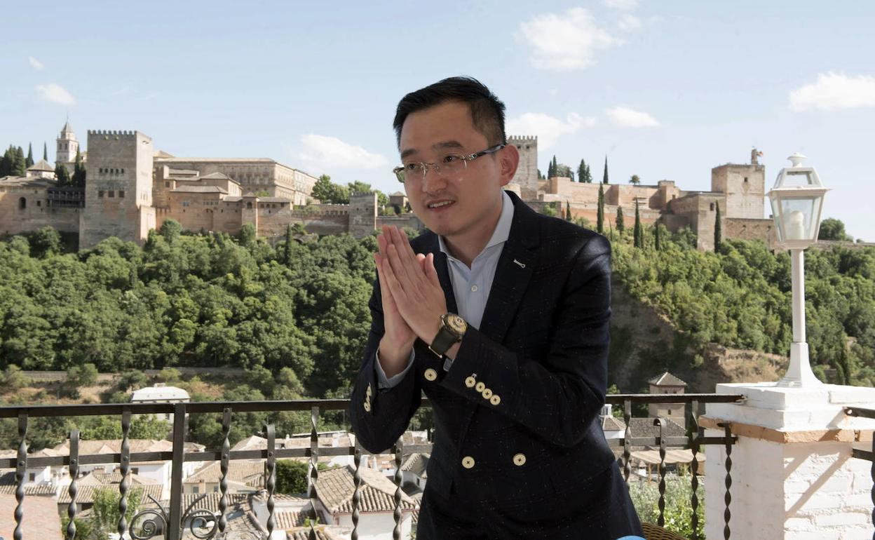 John Jiang, en su presentación ante los medios locales al llegar a Granada. 