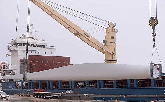 Precisamente desde el puerto de Motril se exportan las palas para la construcción de molinos eólicos.