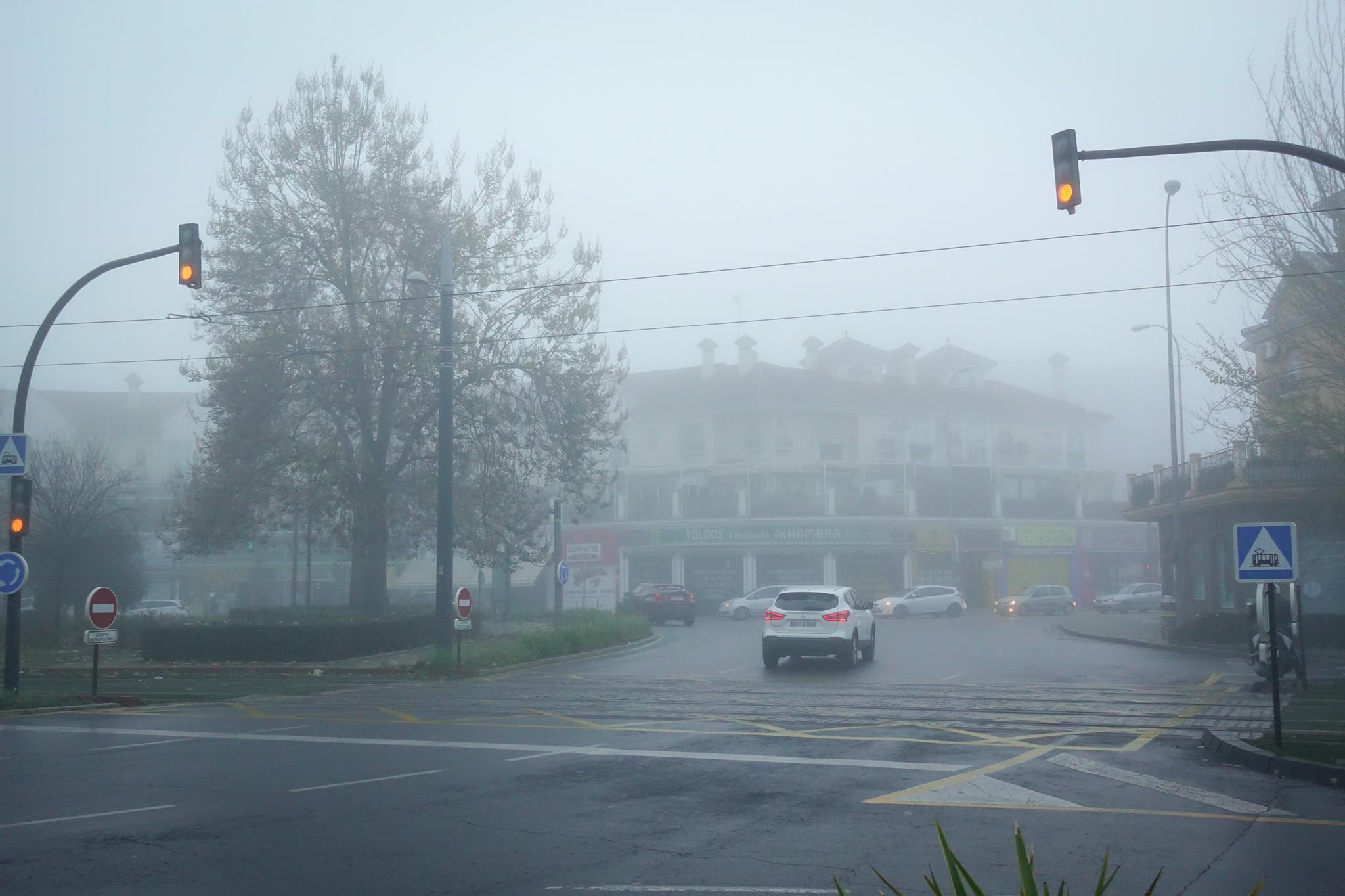 Las vacaciones escolares han permitido que no haya tráfico denso en la Circunvalación a pesar de la densa niebla que hay este lunes, 23 de diciembre de 2019, en la capital y el área metropolitana 