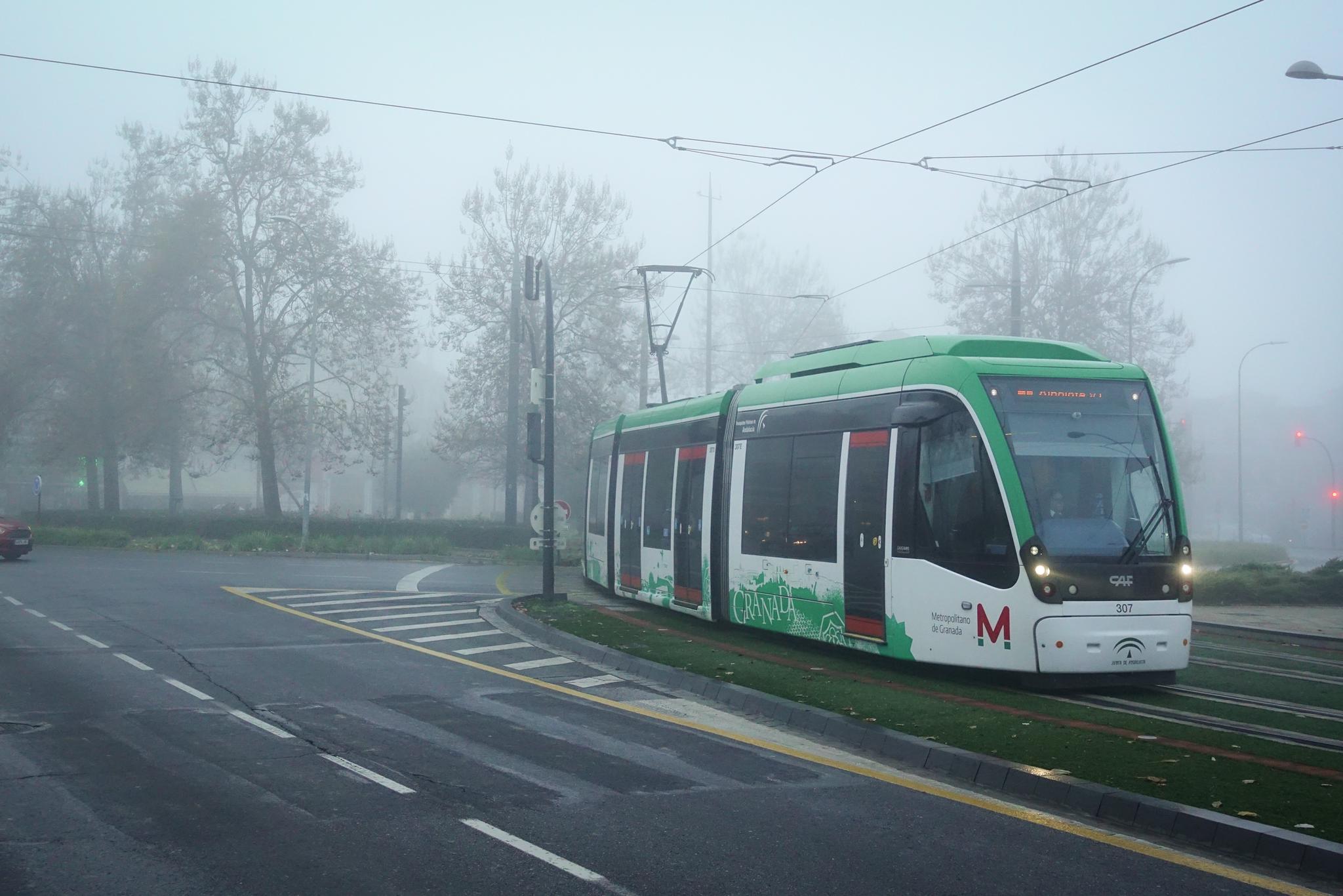 Las vacaciones escolares han permitido que no haya tráfico denso en la Circunvalación a pesar de la densa niebla que hay este lunes, 23 de diciembre de 2019, en la capital y el área metropolitana 