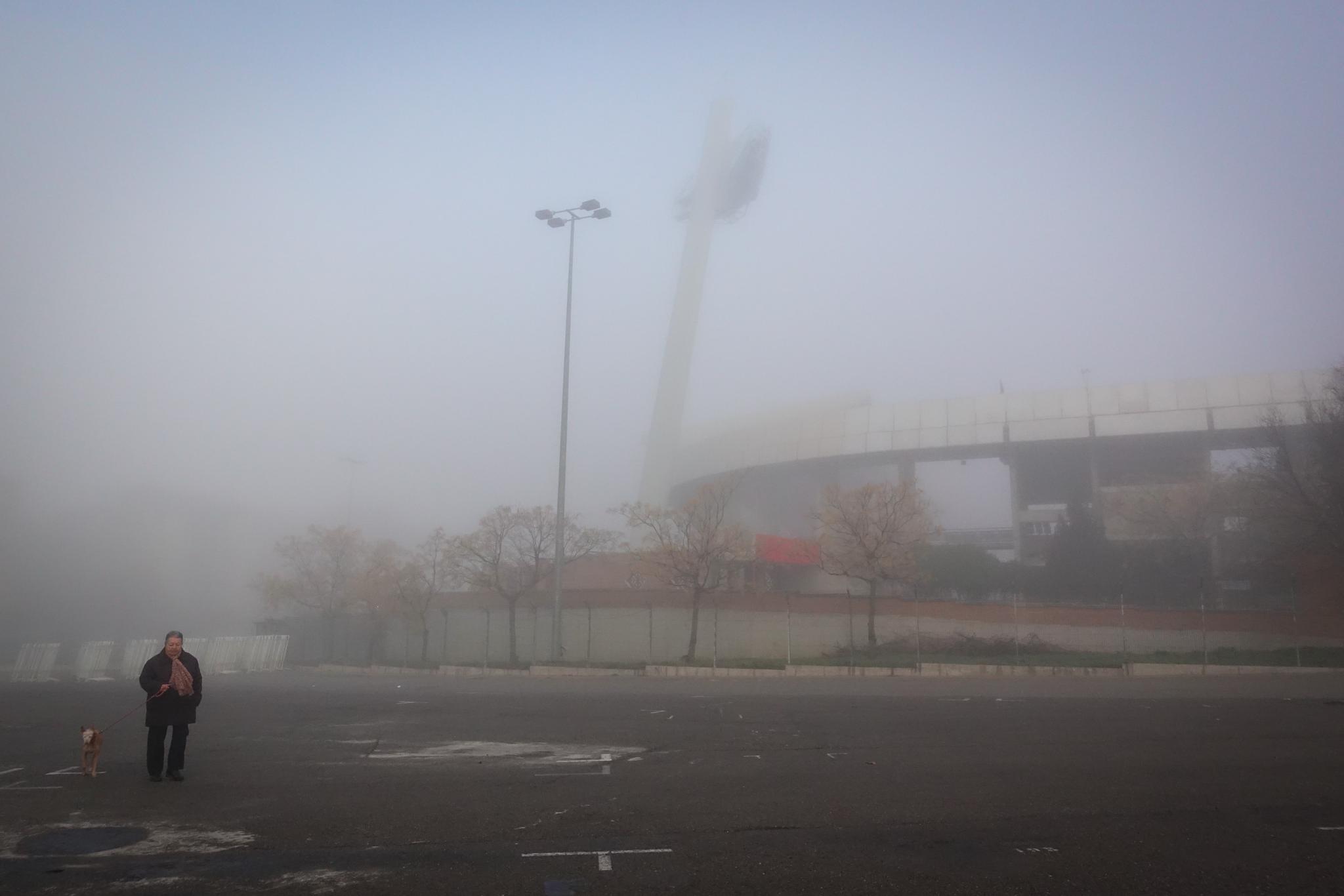 Las vacaciones escolares han permitido que no haya tráfico denso en la Circunvalación a pesar de la densa niebla que hay este lunes, 23 de diciembre de 2019, en la capital y el área metropolitana 