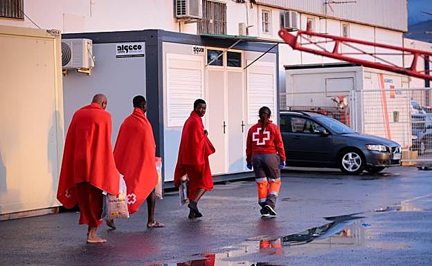 Tres de los migrantes que llegaron a Motril hace una semana.