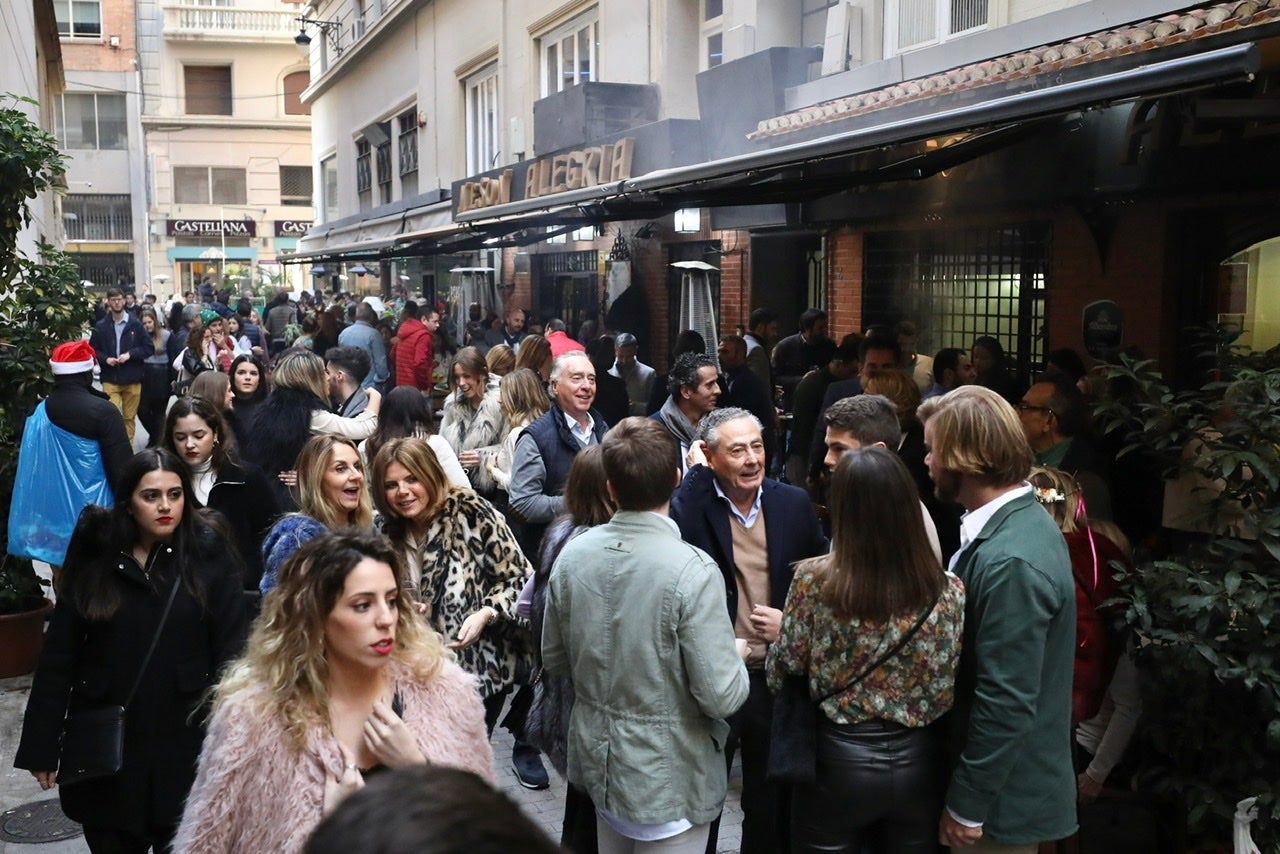 Miles de personas se han reuinido en locales del centro de la ciudad para apurar, entre bebidas, comida y amigos, las últimas horas antes de las clásicas cenas familiares