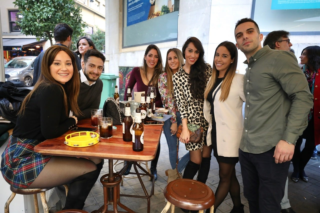 Miles de personas se han reuinido en locales del centro de la ciudad para apurar, entre bebidas, comida y amigos, las últimas horas antes de las clásicas cenas familiares