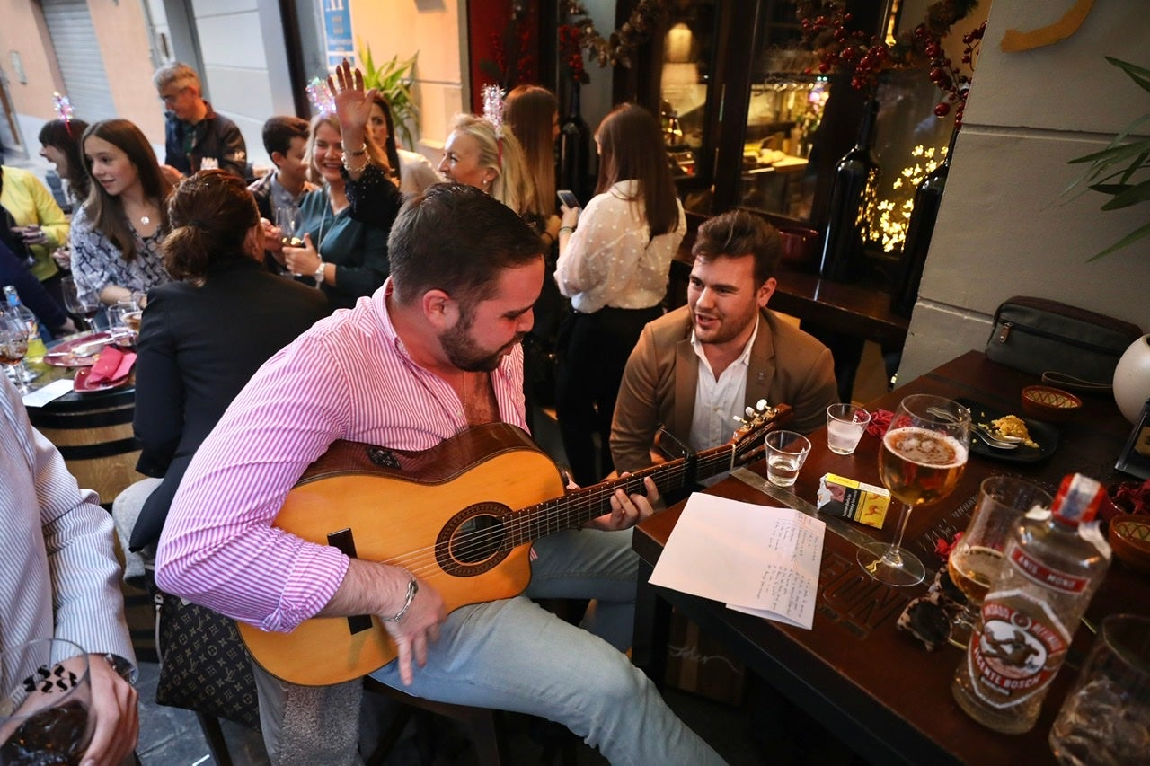 Miles de personas se han reuinido en locales del centro de la ciudad para apurar, entre bebidas, comida y amigos, las últimas horas antes de las clásicas cenas familiares