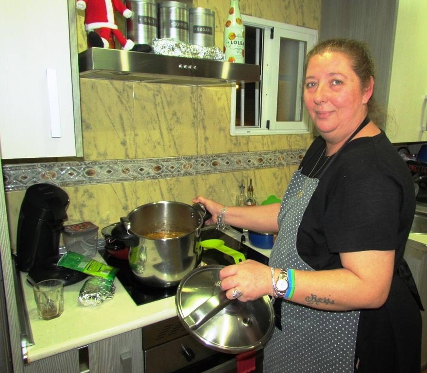 IDEAL pasa la noche en las calles del distrito, en las que hizo acto de presencia la alegría y la música