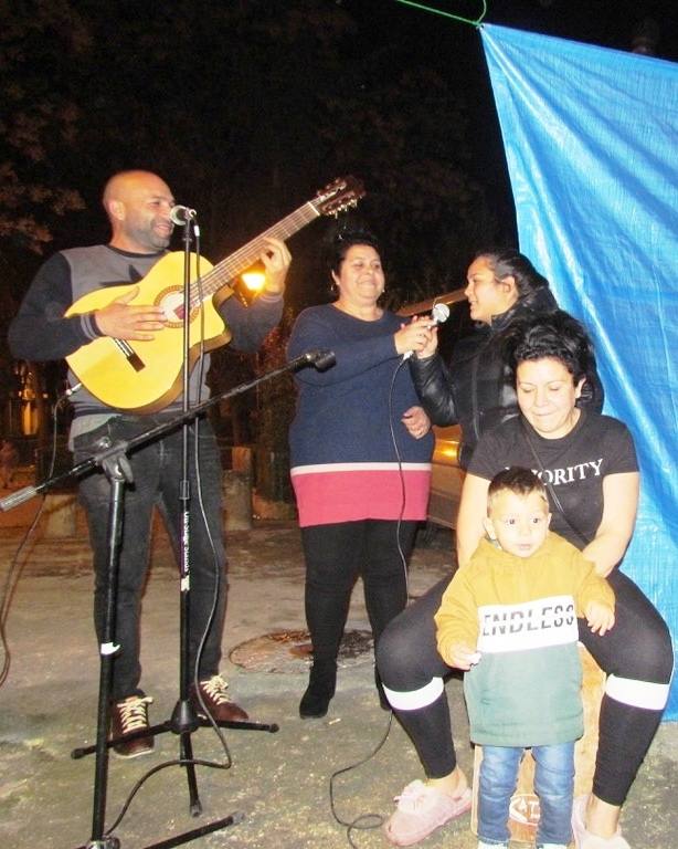 IDEAL pasa la noche en las calles del distrito, en las que hizo acto de presencia la alegría y la música