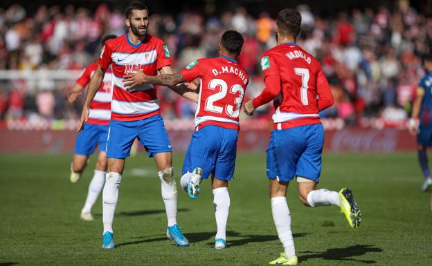 Gonalons celebra el gol de Machís frente al Levante. 