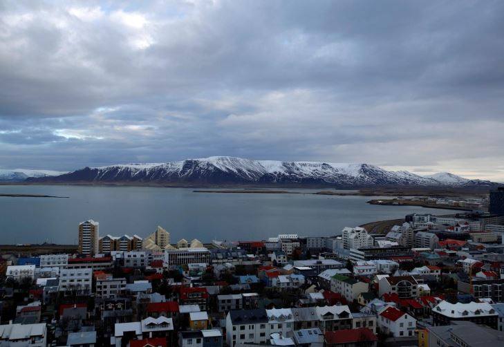 Reykjavik (Islandia): la costumbre en Islandia es cenar en familia y después reunirse con los vecinos alrededor de una hoguera, una tradición denominada ‘Brenna’ que se remonta a la Edad Media. Antes de la medianoche comienza el espectáculo de fuegos artificiales, organizado de forma colectiva por los propios ciudadanos.