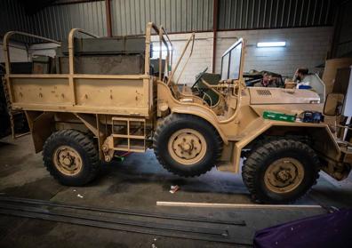 Imagen secundaria 1 - Ejército de maniquíes, el DAF YA 126 y Corral, dentro del tanque. 