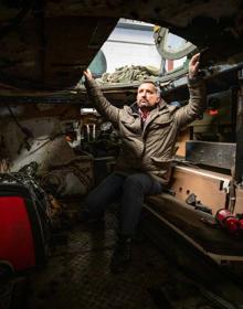 Imagen secundaria 2 - Ejército de maniquíes, el DAF YA 126 y Corral, dentro del tanque. 