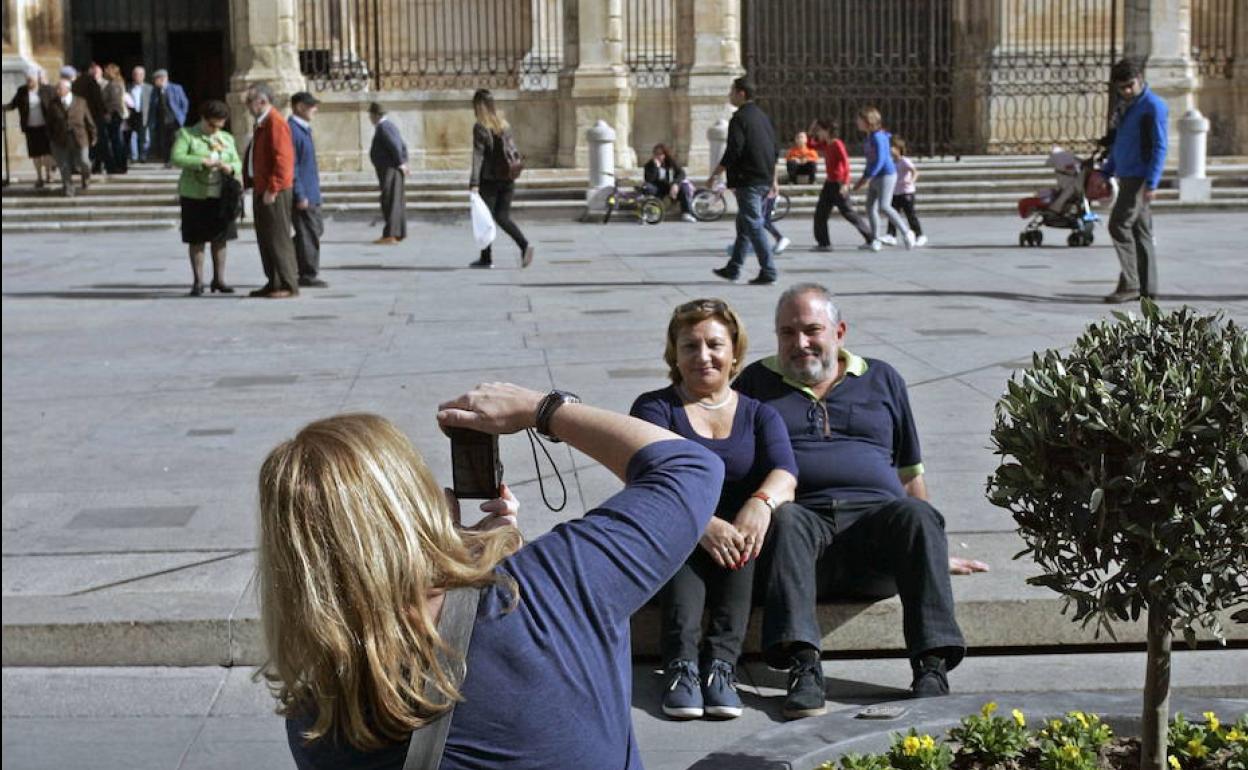 Turistas ante la Catedral de Jaén en una imagen de archivo. 