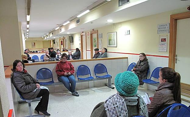 Usuarios del centro de salud Salvador Caballero esperan su turno frente a las consultas de sus médicos de cabecera.