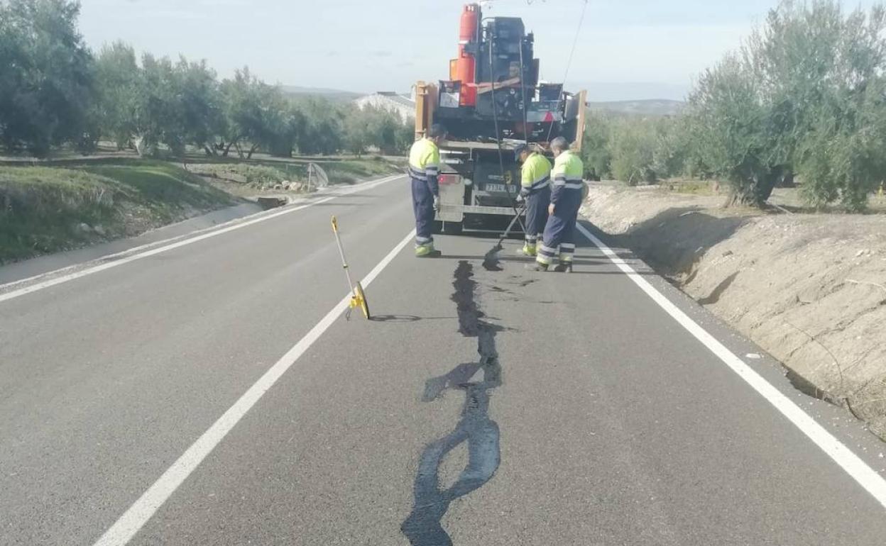 Sellado de grietas en una carretera. 