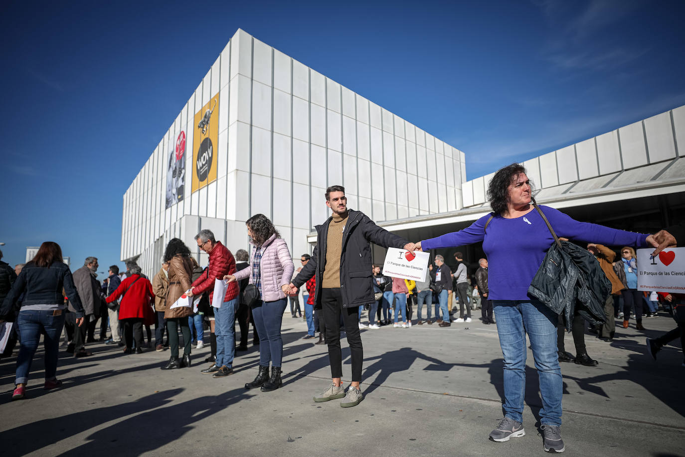 Cientos de granadinos se han reunido para exigir independiencia económica para la instalación científica 