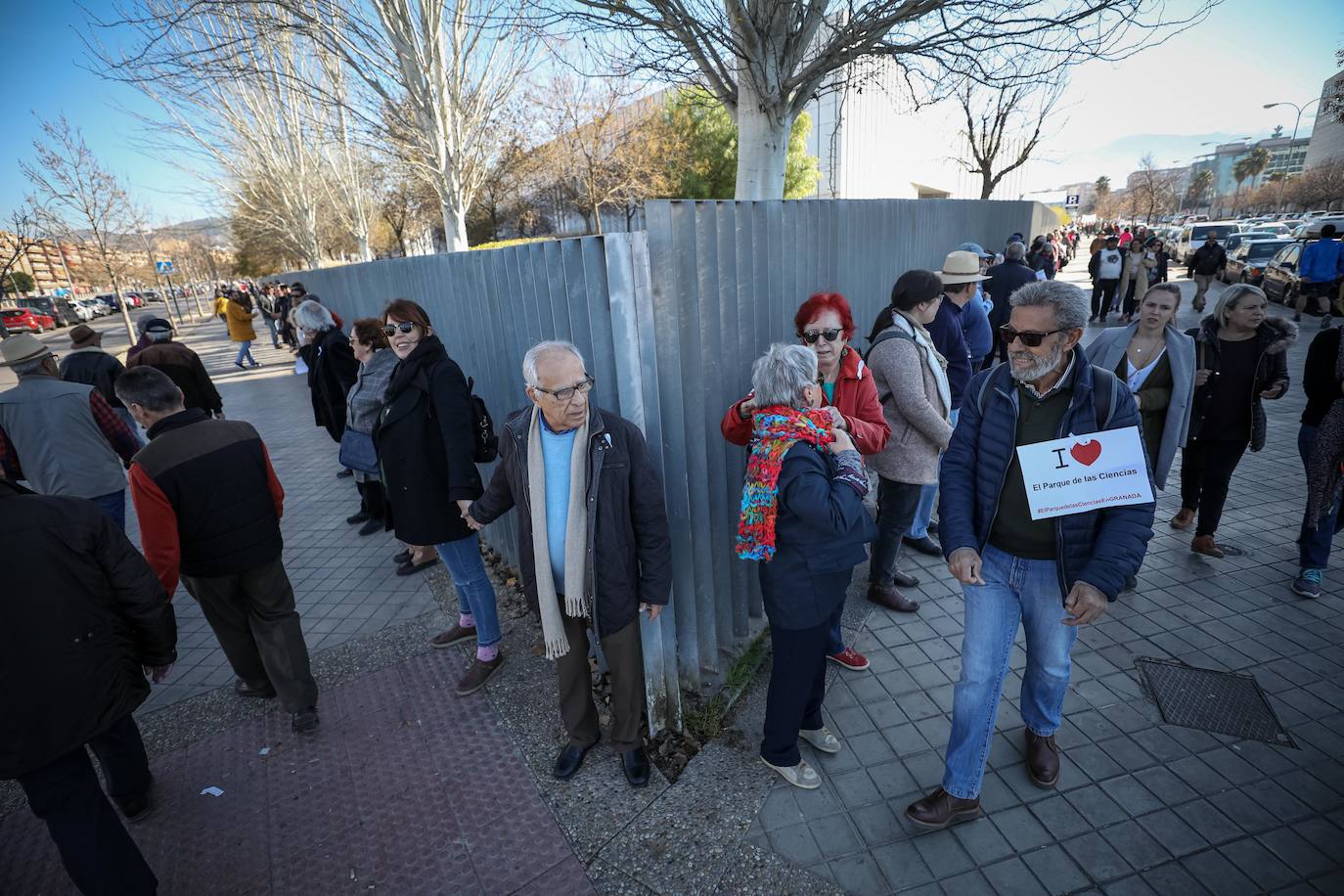 Cientos de granadinos se han reunido para exigir independiencia económica para la instalación científica 