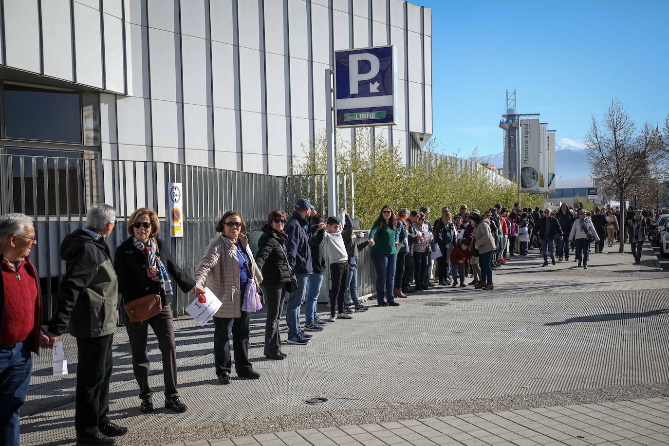 Cientos de granadinos se han reunido para exigir independiencia económica para la instalación científica 