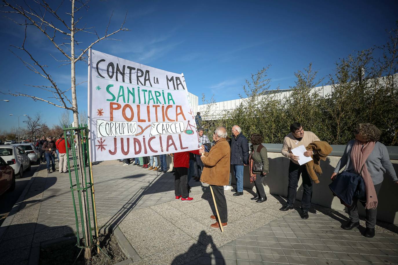 Cientos de granadinos se han reunido para exigir independiencia económica para la instalación científica 