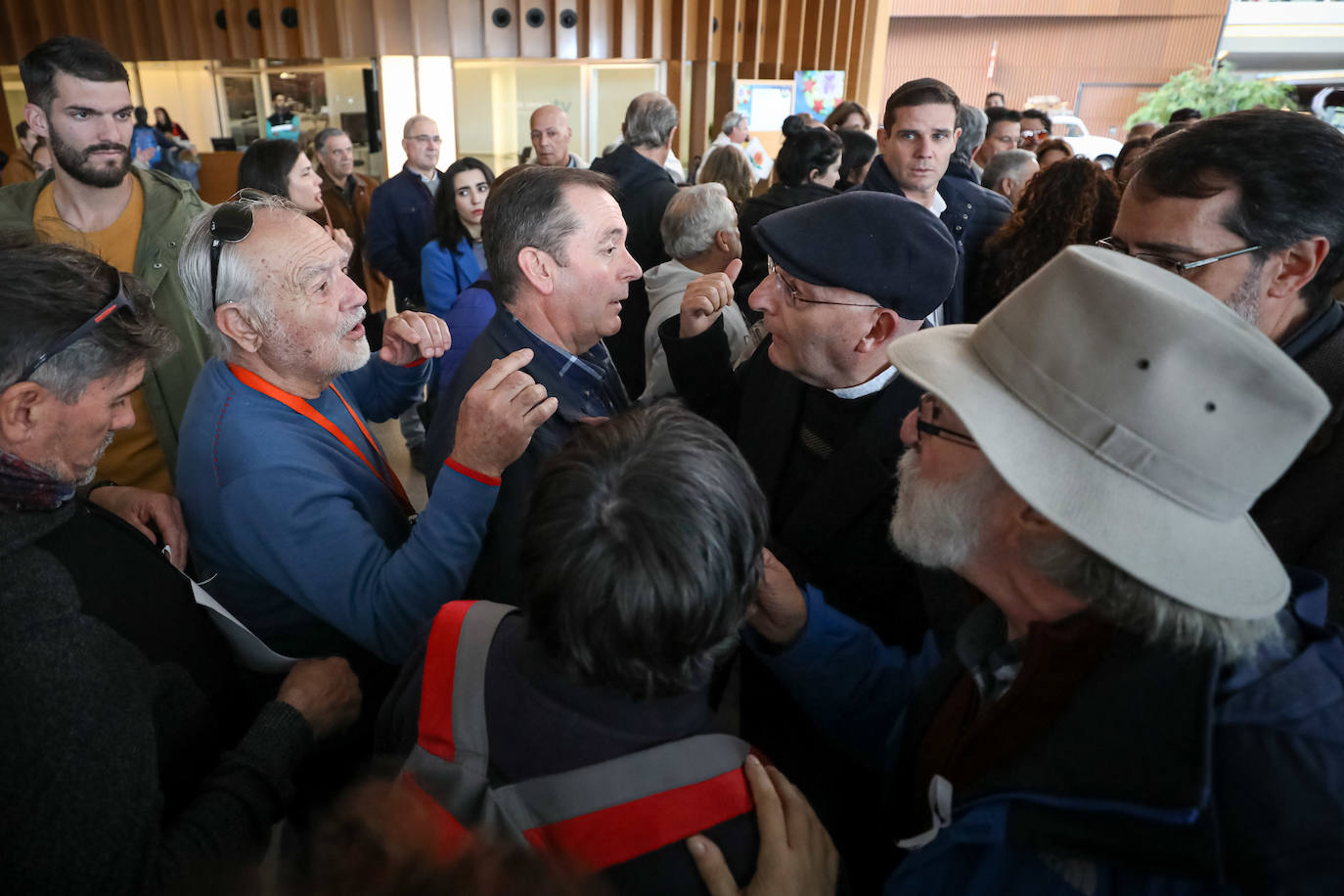 Cientos de granadinos se han reunido para exigir independiencia económica para la instalación científica 