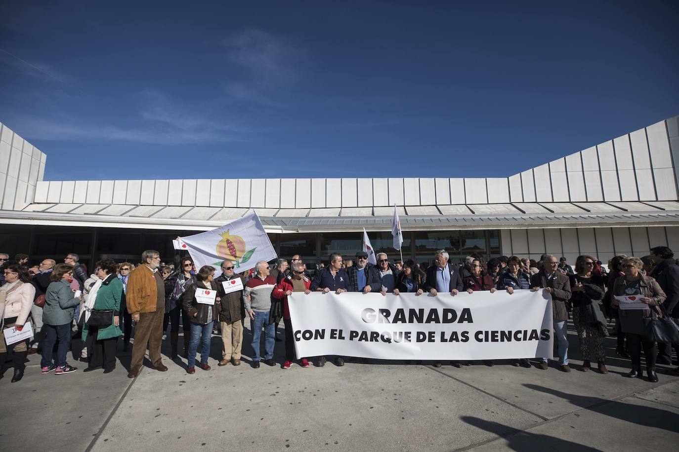 Cientos de granadinos se han reunido para exigir independiencia económica para la instalación científica 