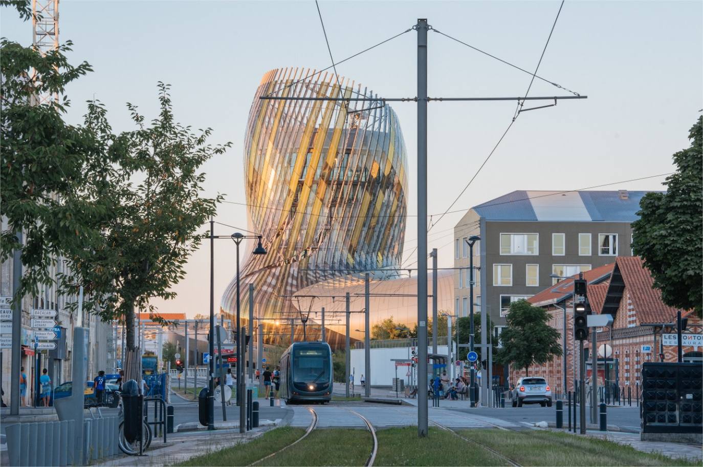 Burdeos: esta ciudad francesa tiene tres conexiones semanales con Granada, los martes, jueves y sábados. Burdeos puede ser una buena opción para una escapada de 5 días en Semana Santa, del martes 7 al sábado 11 de abril. El precio total de los billetes de ida y vuelta rondaría los 120 euros.