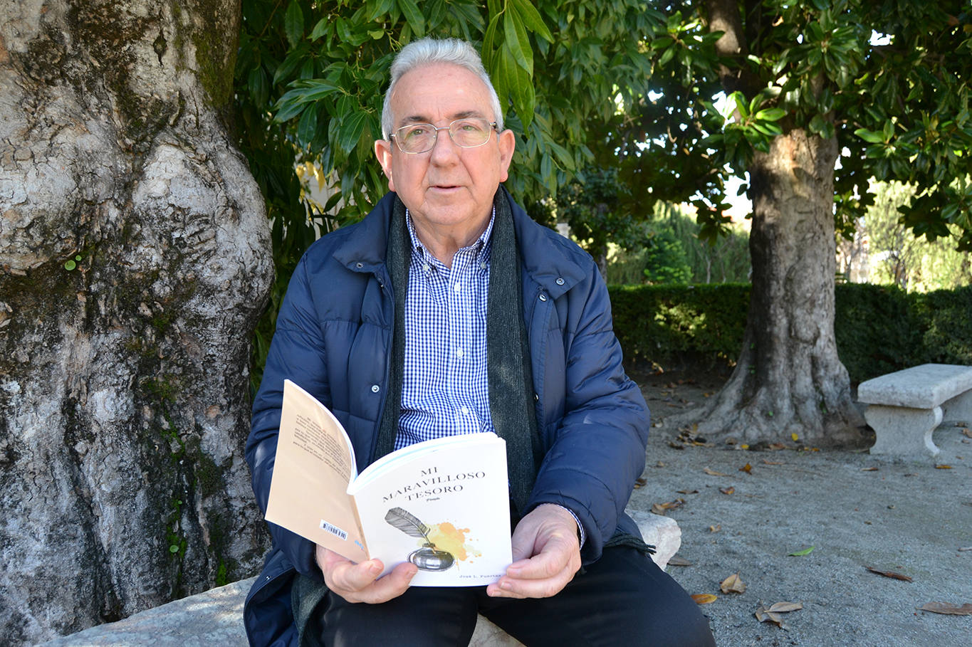 José López Puertas, con un ejemplar de su libro.