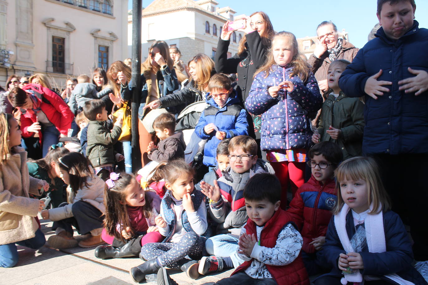 Los niños se han reunido en la capital para celebrar con gominolas la llegada de 2020 