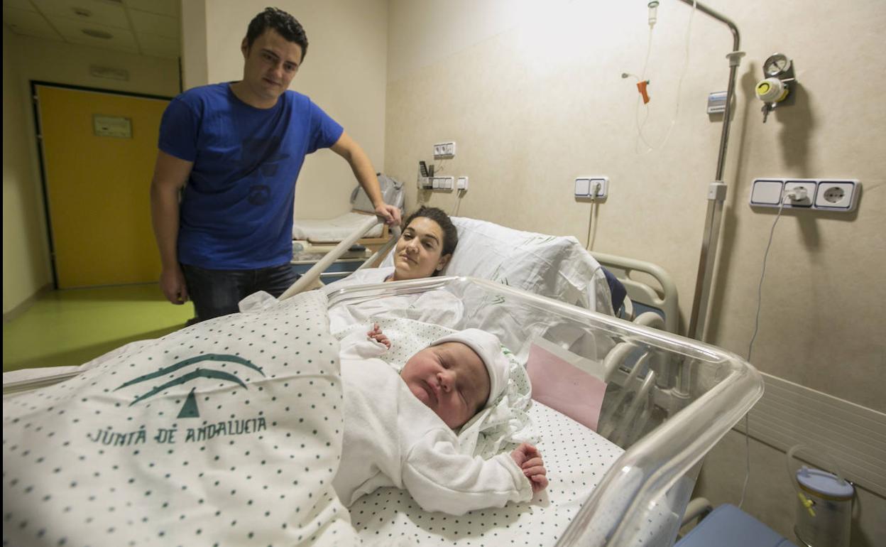 Vega, una preciosa niña, ha sido la primera granadina en nacer en 2020