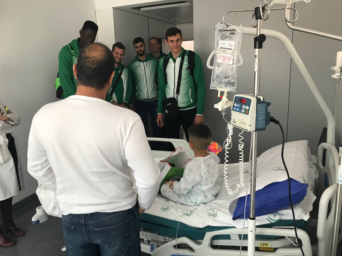 Los jugadores de Unicaja Costa de Almería visitaron ayer a los niños en Torrecárdenas. 