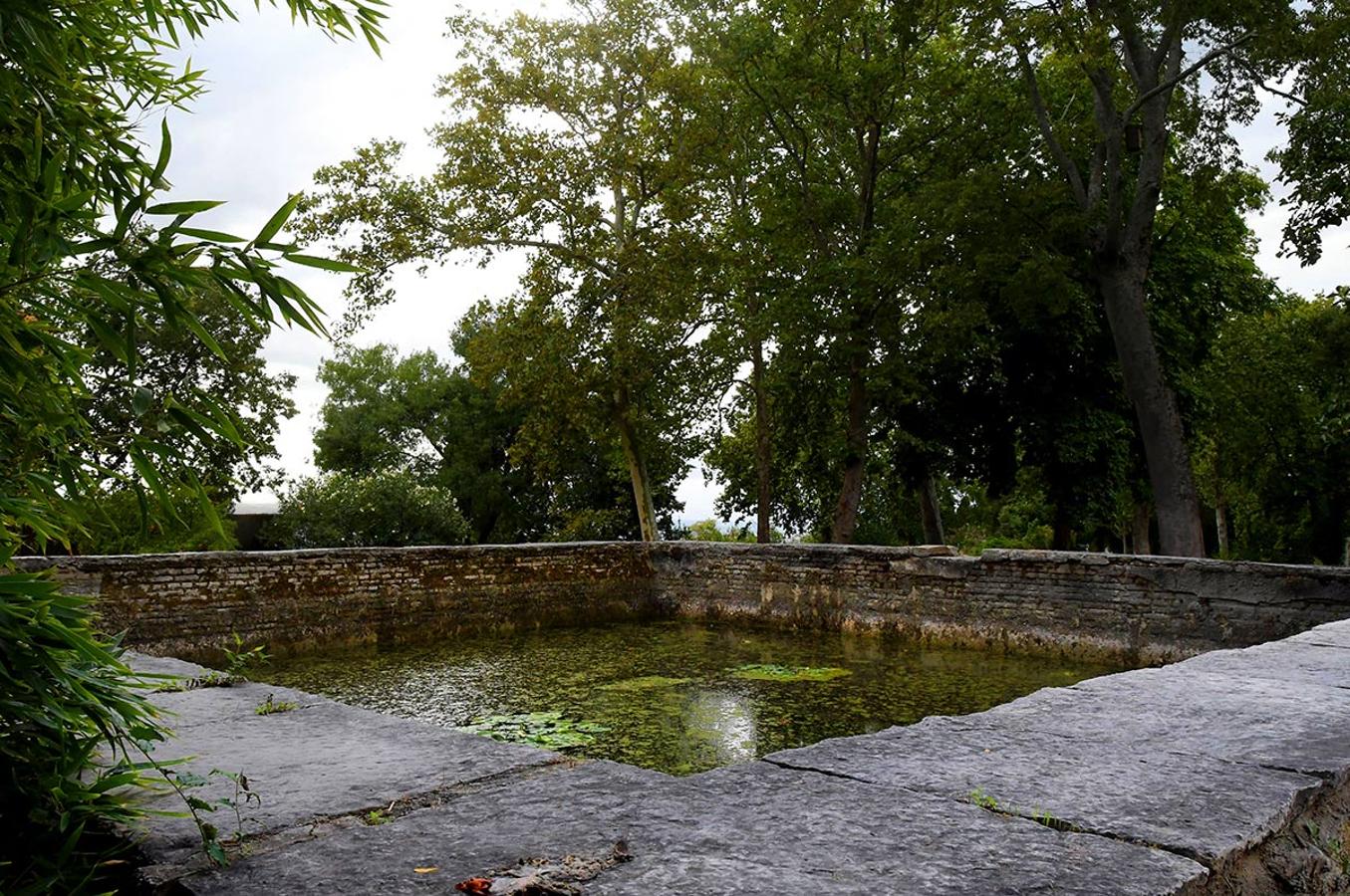 El Carmen de los Catalanes, jardines y estanques en peña Partida a la vista de la Alhambra 