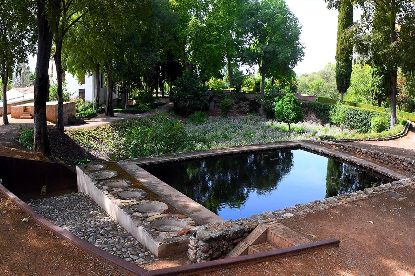 El Carmen de los Catalanes, jardines y estanques en peña Partida a la vista de la Alhambra 