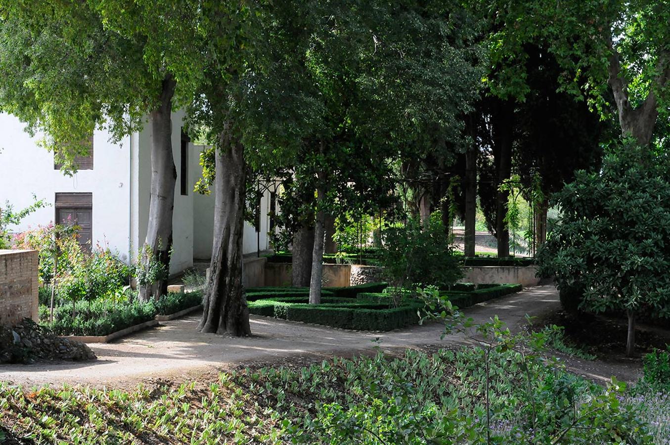 El Carmen de los Catalanes, jardines y estanques en peña Partida a la vista de la Alhambra 