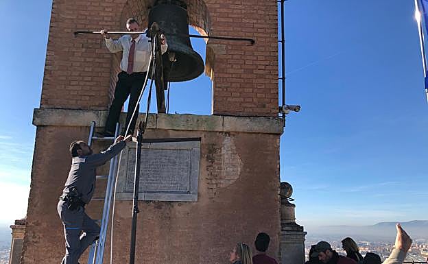 Operarios reparando la cuerda rota de la campana de la Torre de la Vela.