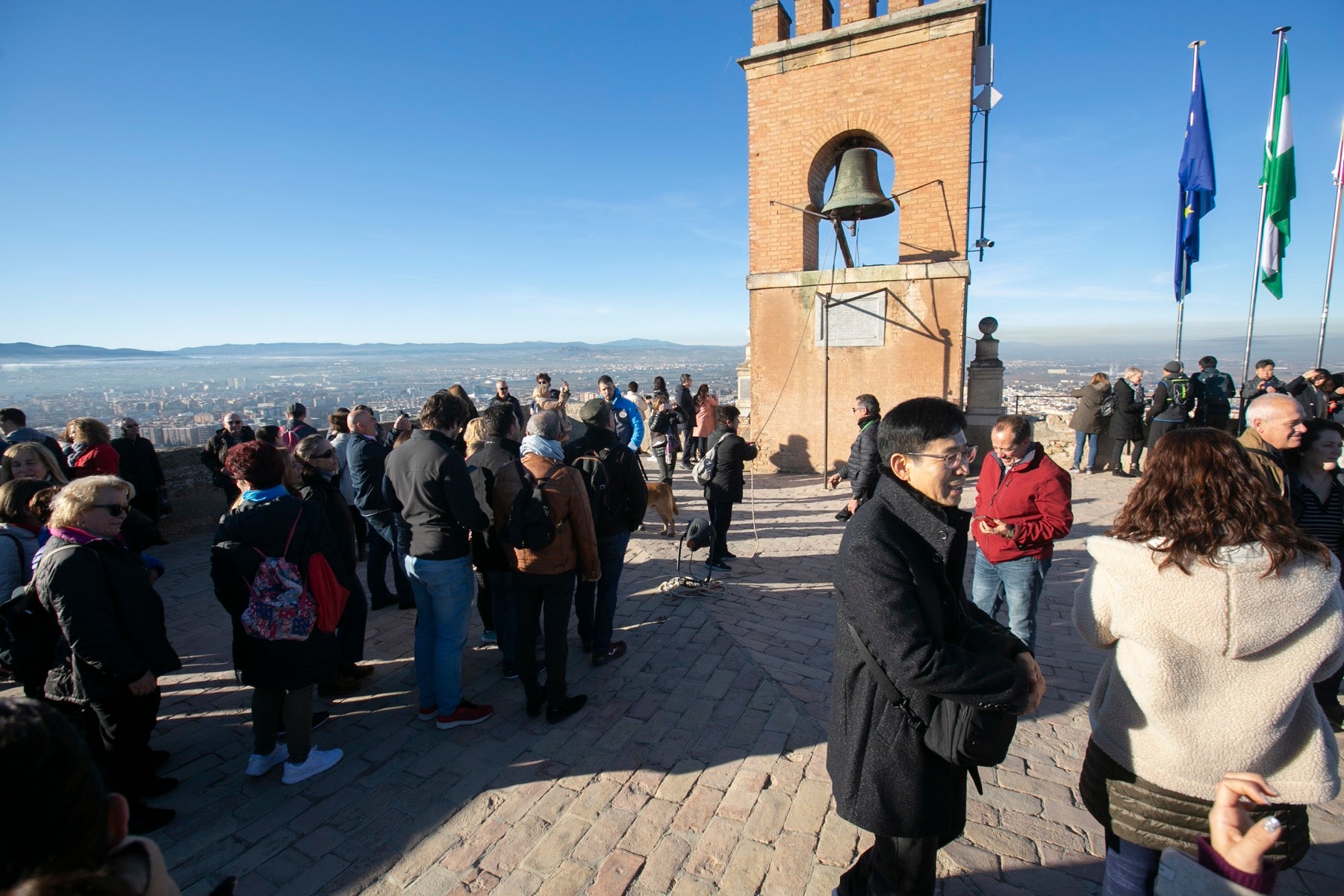 Fotos: Se cumple la tradición de tocar la campana de la Torre de la Vela el 2 de enero