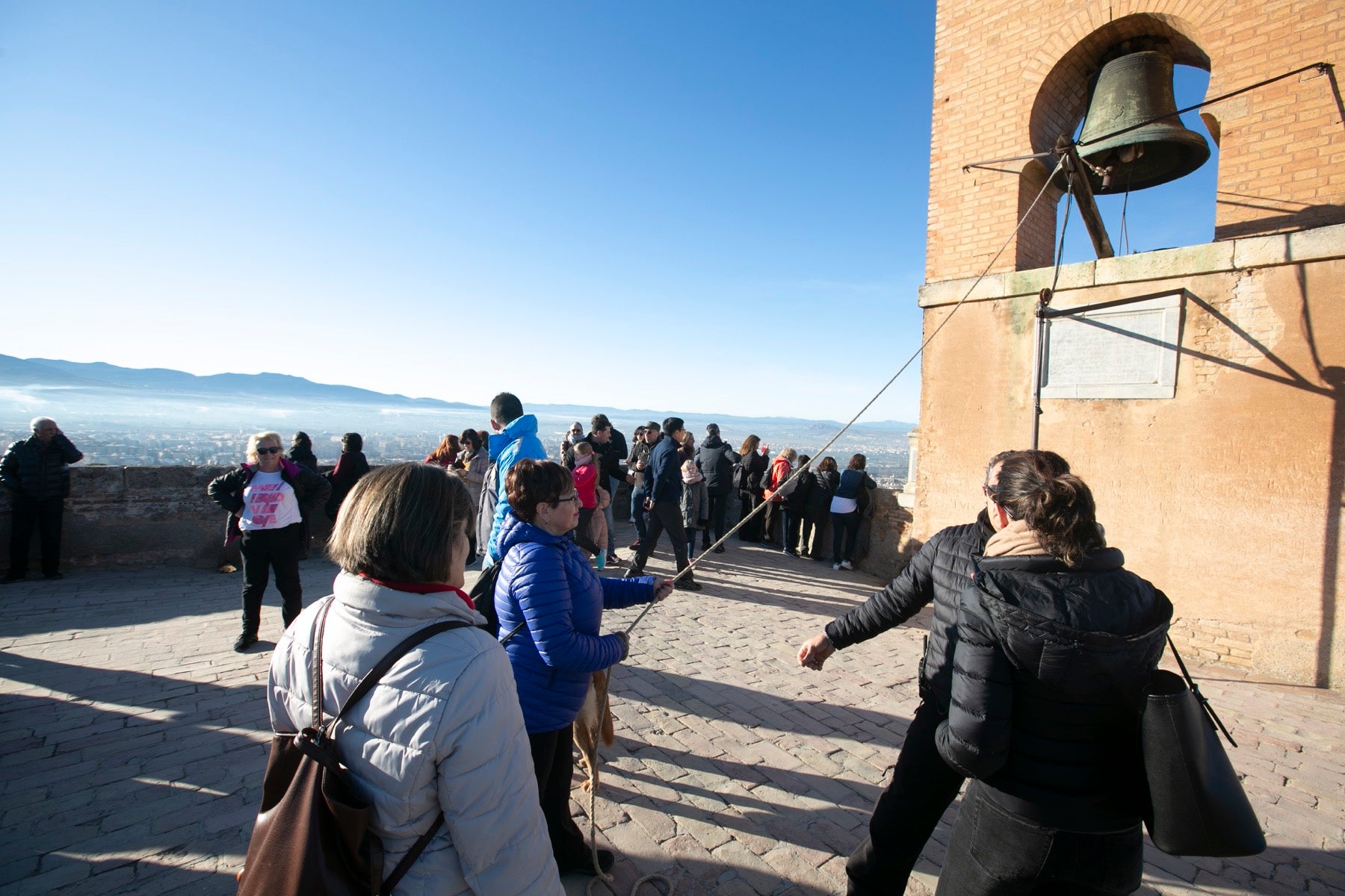 Fotos: Se cumple la tradición de tocar la campana de la Torre de la Vela el 2 de enero