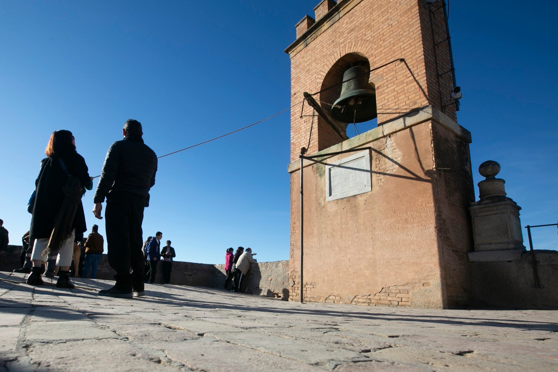 Fotos: Se cumple la tradición de tocar la campana de la Torre de la Vela el 2 de enero