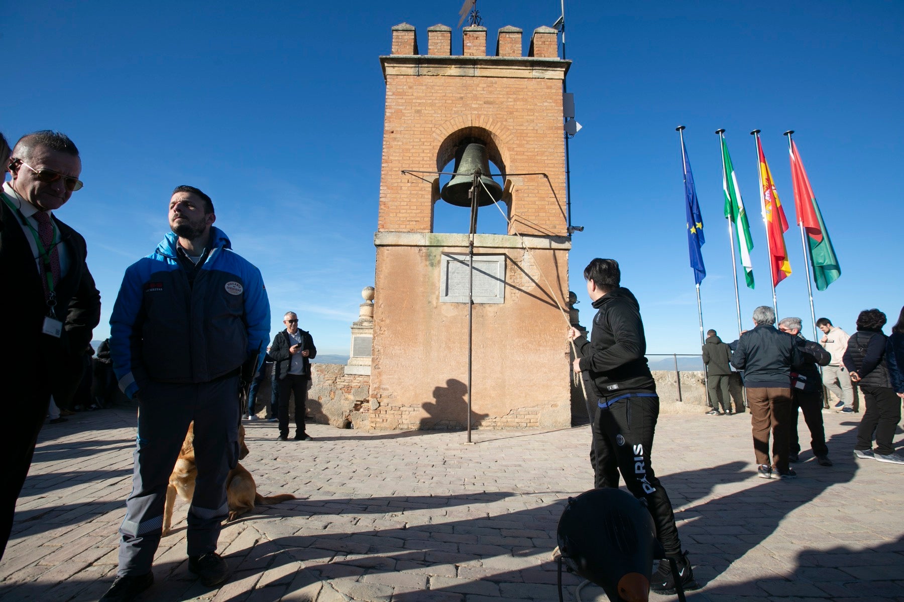 Fotos: Se cumple la tradición de tocar la campana de la Torre de la Vela el 2 de enero