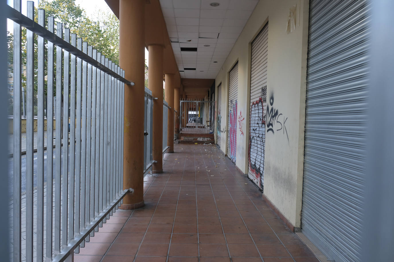 Soportales del Edificio Rober, en el barrio del Zaidín.
