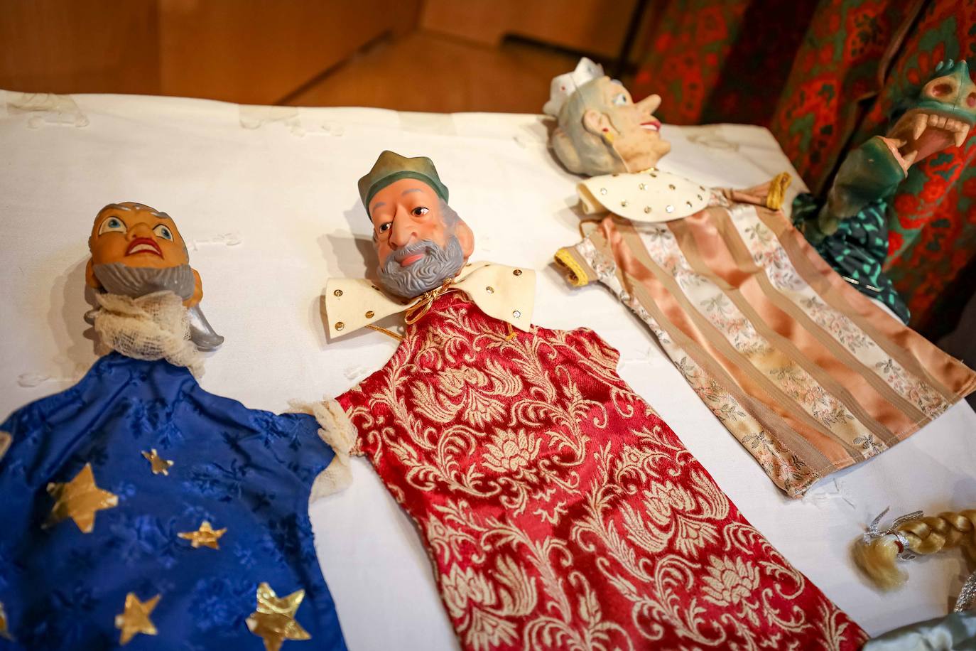 Los guiñoles con los que Pedro Gómez y Mari Paz Prieto divirtieron a los niños de Granada durante cuatro décadas se exponen hasta el día 11