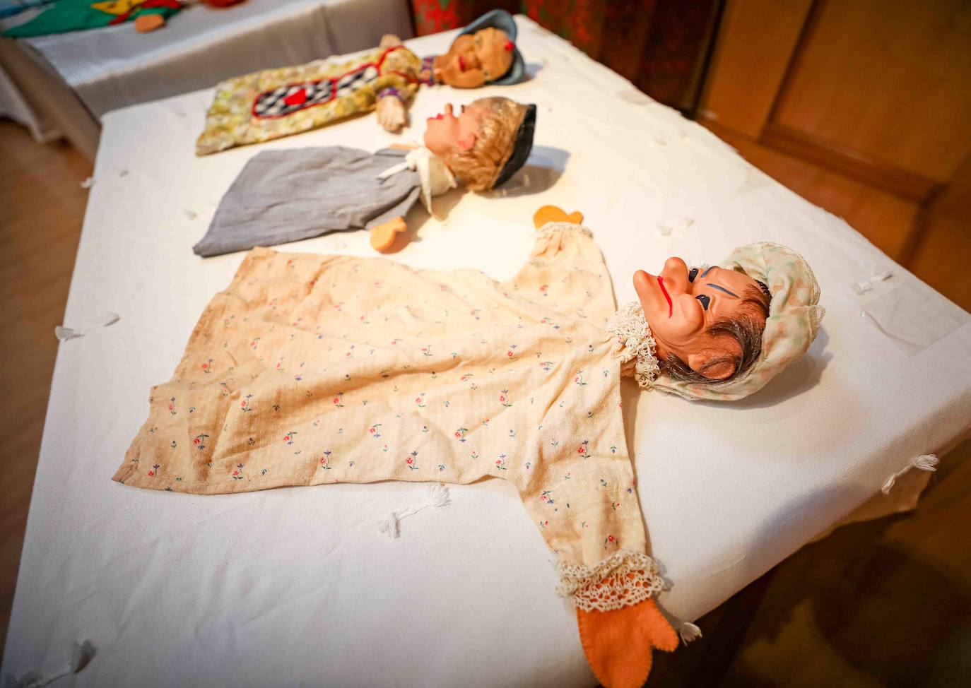 Los guiñoles con los que Pedro Gómez y Mari Paz Prieto divirtieron a los niños de Granada durante cuatro décadas se exponen hasta el día 11