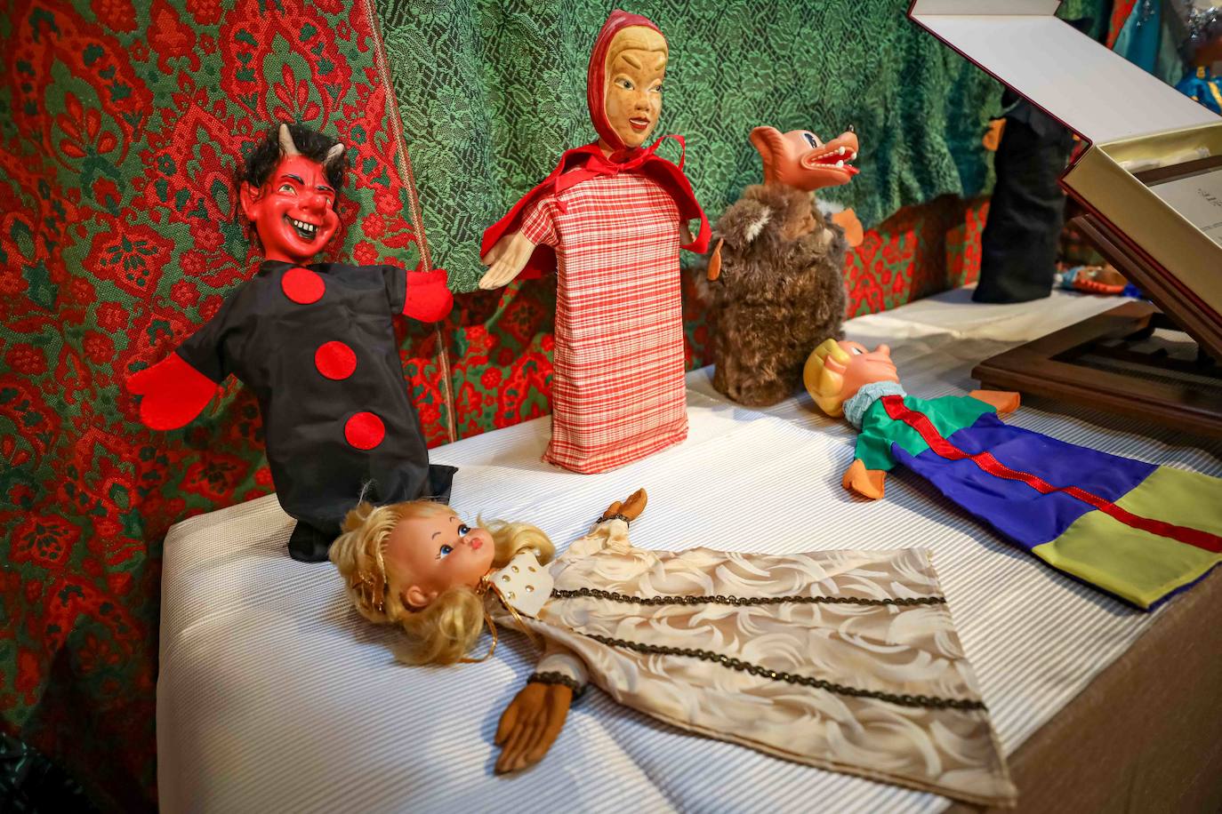 Los guiñoles con los que Pedro Gómez y Mari Paz Prieto divirtieron a los niños de Granada durante cuatro décadas se exponen hasta el día 11