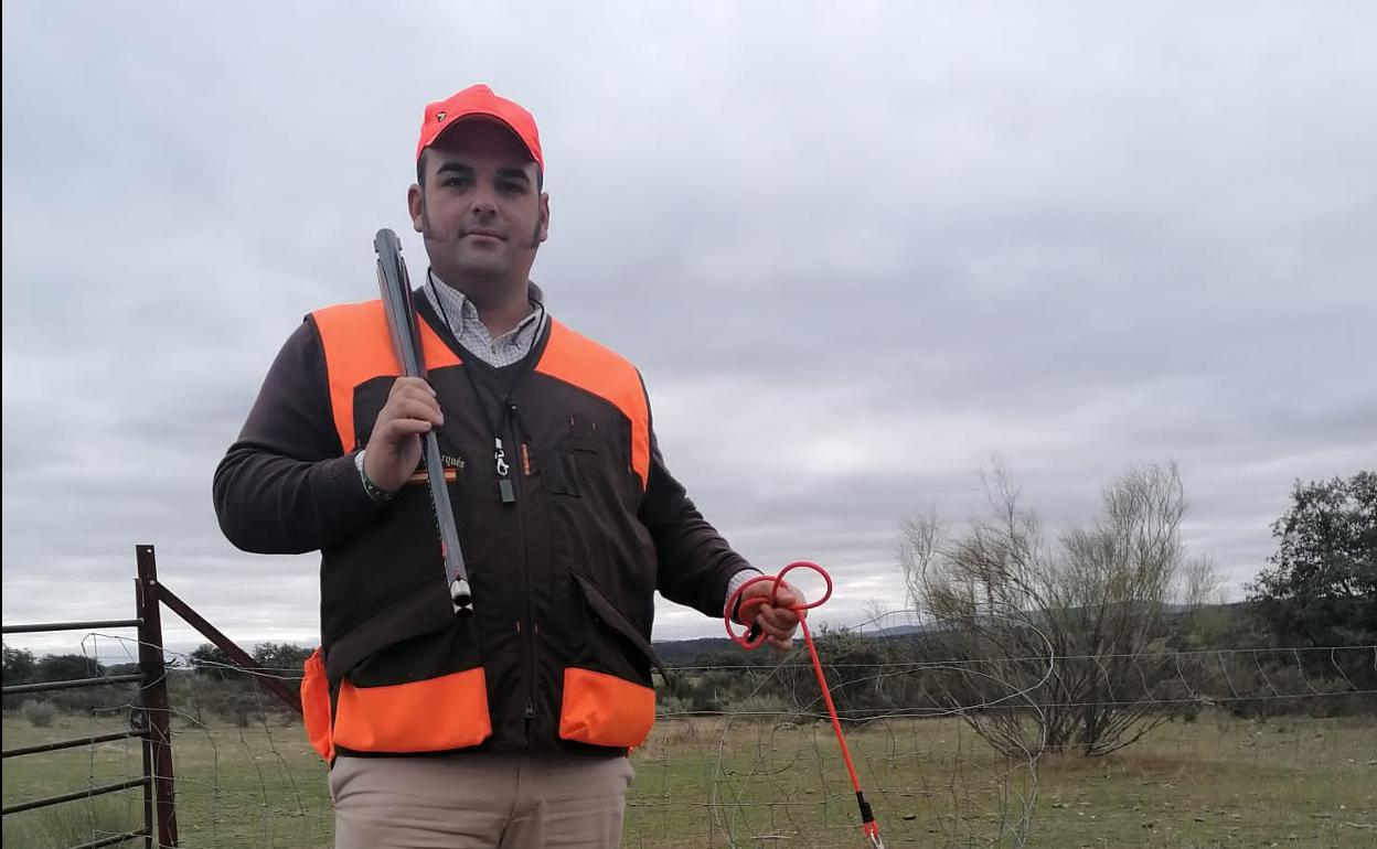 El santaferino Josué Soto, con su spaniel bretón Bimba del Marqués D'Lurey. 