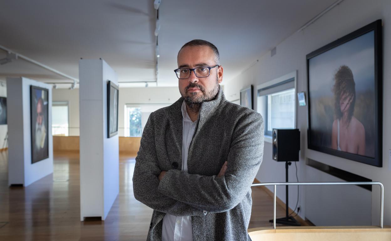 El periodista Jorge Pastor en la sala donde se exhibe su última obra 