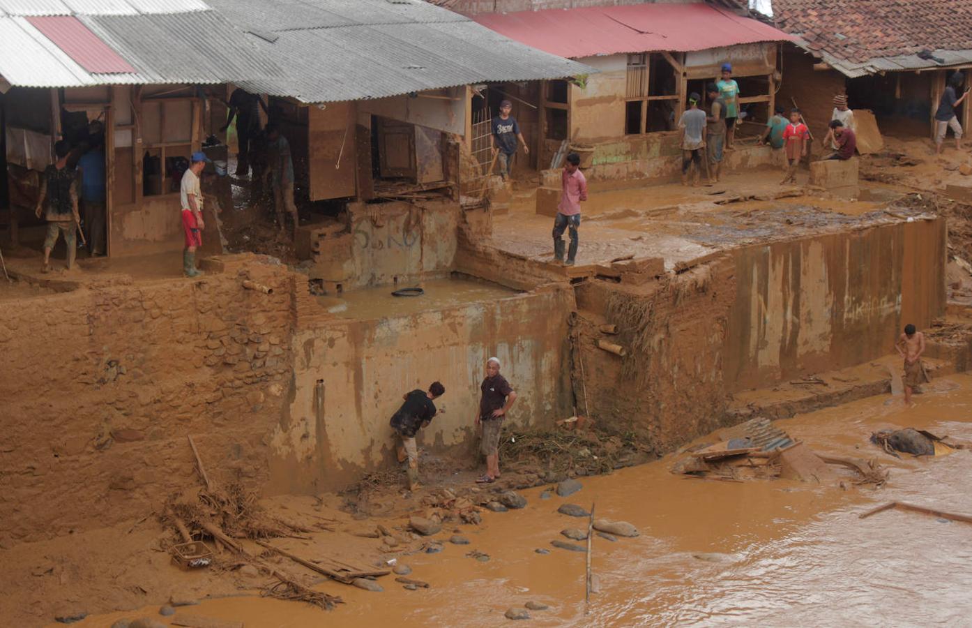 El lodo generado por las innundaciones en una zona de Yakarta, Indonesia.