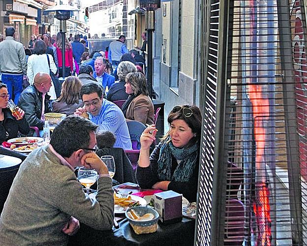 La terraza de un restaurante de la ciudad de Granada, caldeada con estufas.