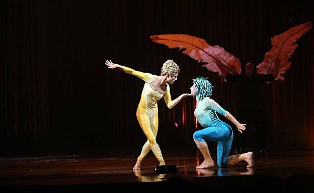 Escenas de la representación de Varekai, un espectáculo del Circo del Sol que se celebró en el palacio de Congresos de Granada en julio de 2016.