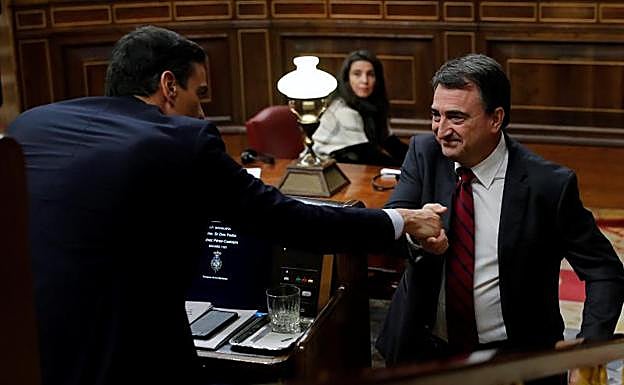 Sánchez saluda a Aitor Esteban, portavoz del PNV. 