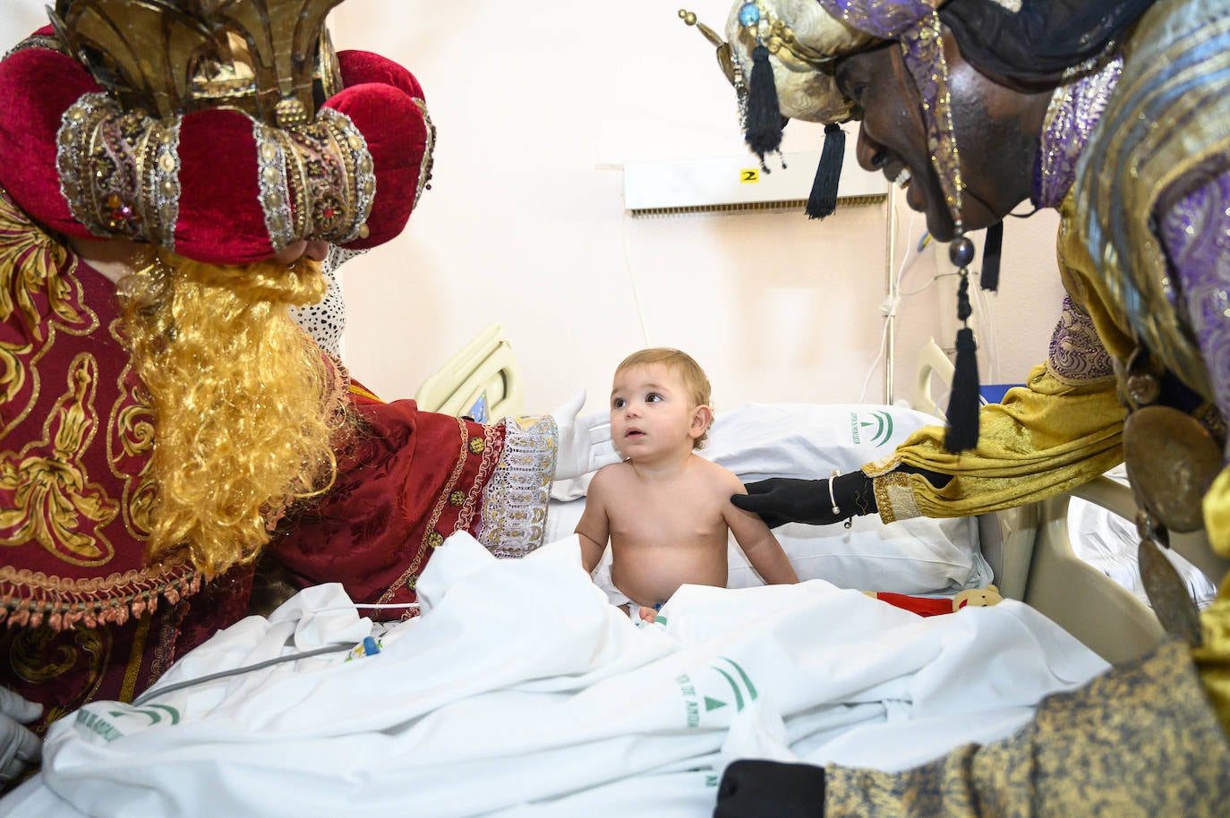 La cabalgata de Sus Majestades de Oriente recorren la ciudad en la noche más esperada de estas fiestas